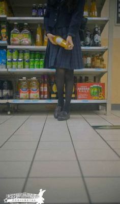 男人趴在美女身上亲胸_高清完整版BD