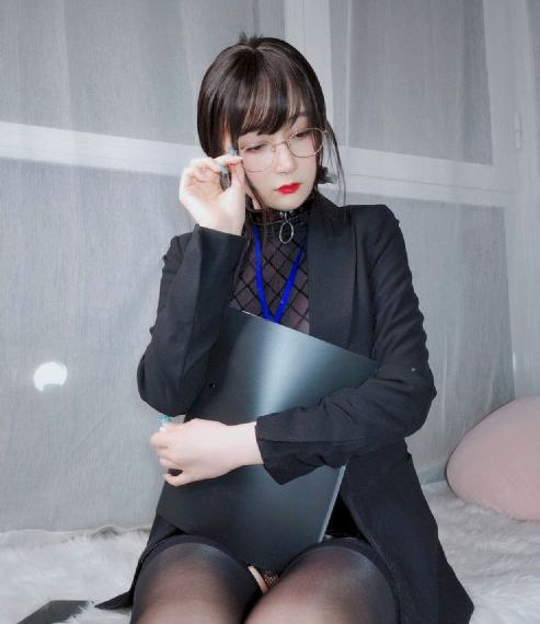 2022年欧美头像女生_十万网红美女美酱